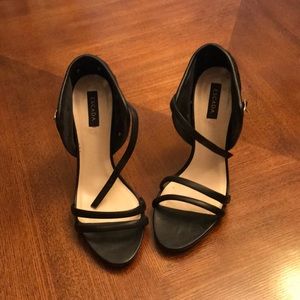 Escada black woven and leather pump. Size 38.